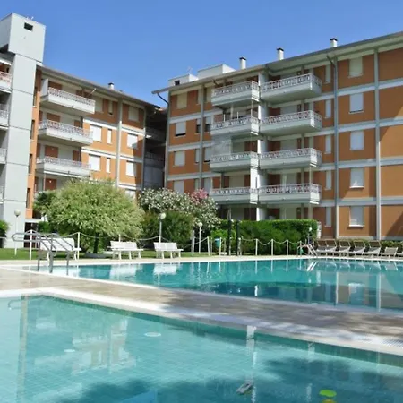 Διαμέρισμα Inviting With Pool Near The